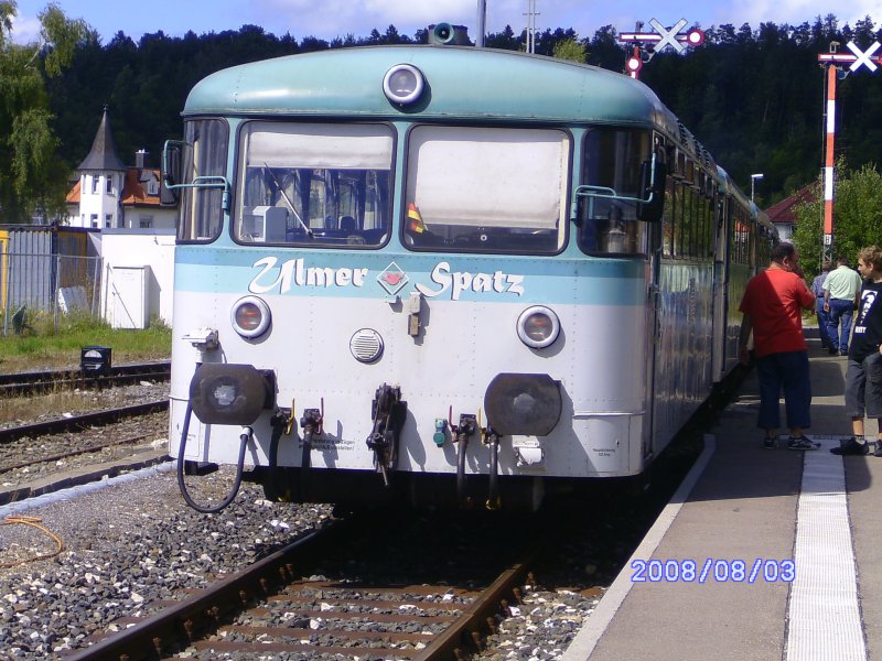 Am 3.8.2008 steht der Ulmer Spatz gegen Nachmittag im Bahnhof von Mnsingen.