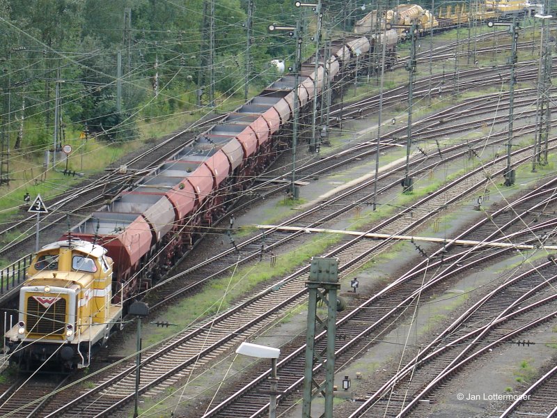 Am 3.9.2006: Die Lok Nummer 9 der Wiebe Unternehmensgruppe dr�ckt 
im Braunschweiger G�terBahnhof einen G�terzug auf das Abtellgleis des Kies/Schotter Werkes.
Im Hintergrund eine Wiebe Lok (Br 218???) mit Gleisbauzug.