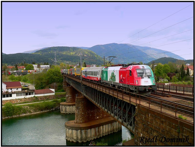 Am 3.Mai 2008 berquert die 1216 004  Italien  die Draubrcke in Villach um die Rola nach Triest zu bringen. 