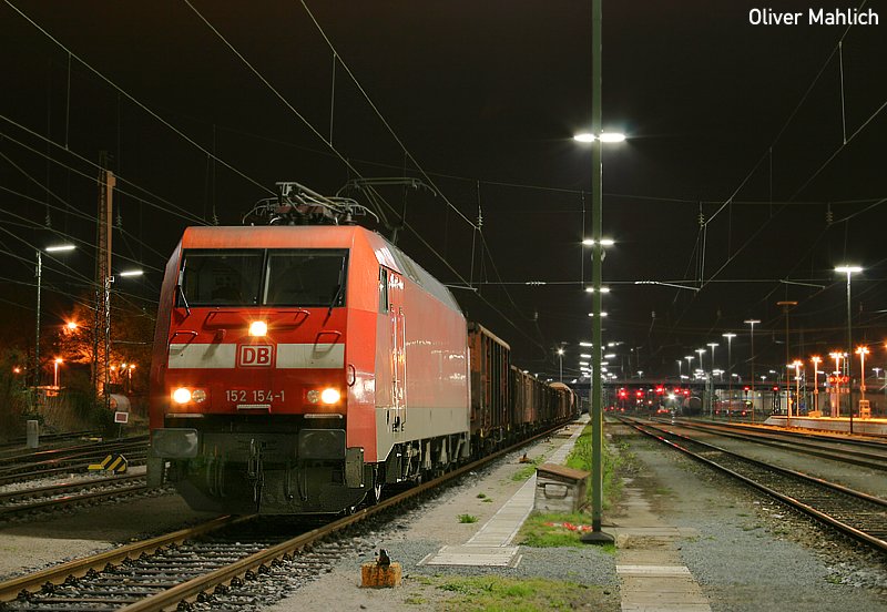 Am 4. April 2007 warte ich um 3 Uhr morgens mit 152 154 im Bahnhof Bamberg auf die Abfahrt nach Schweinfurt.
- Hobbyeisenbahner benutzen bitte den Bahnsteig! ;-) - 