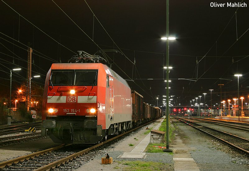 Am 4. April 2007 warte ich um 3 Uhr morgens mit 152 154 im Bahnhof Bamberg auf die Abfahrt nach Schweinfurt.
- Hobbyeisenbahner benutzen bitte den Bahnsteig! ;-) - 