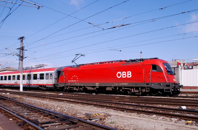 Am 4. Juli 2009 brachte die 1216 235 den BB EC 532 KELAG ENERGIE EXPRESS von Villach nach Wien Sd. Dieses Bilde zeigt den Zug bei der Einfahrt des Endbahnhofes Wien Sd.
