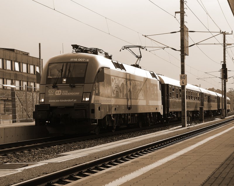 Am 4. Juli 2009 brachte die 1116 007  SOS-Kinderdorf  den Sonderzug  MAJESTIC IMPERATOR  nach Wien West. Ich fotografierte sie beim Aufenthalt in St.Plten Hbf.