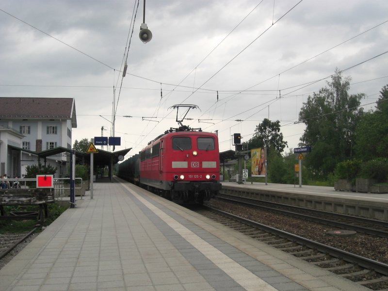 Am 4. Juni 2009 durchfhrt 151 125-2 den Bahnhof von Prien
am Chiemsee.