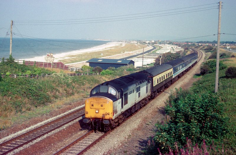 Am 4. September 1996 fahrt 37417 in Richtung Bangor bei Abergele.