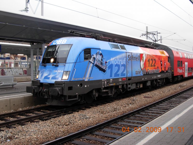 Am 4.2.2009 war die Feuerwehr-Lok 1116 250-0 auf dem Bahnhof Wien-Meidling an der Spitze eines nach Payerbach-Reichenau fahrenden Zuges zu sehen.