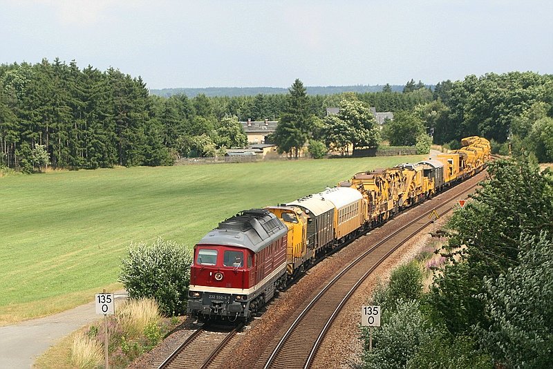 Am 4.7.2008 konnte DGT 232 550 mit einem Bauzug in Richtung Hof bei Schnberg im Vogtland im Bild festgehalten werden.