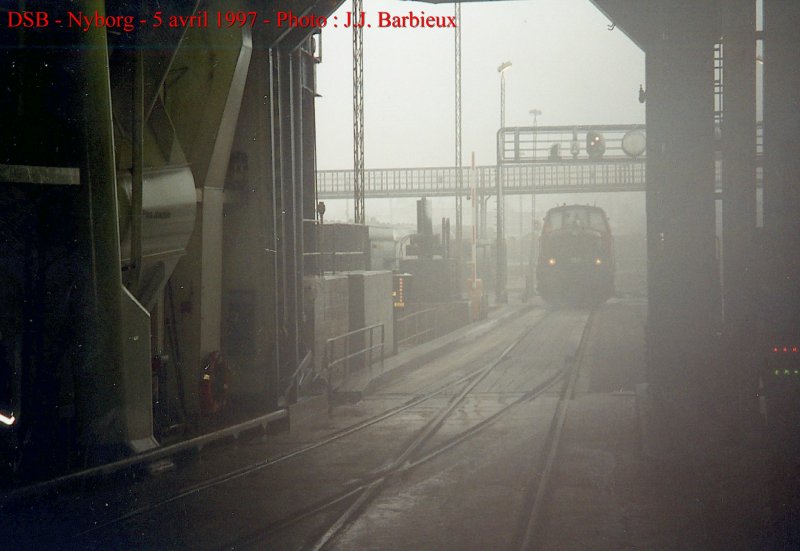 Am 5. April 1997 war das Wetter mehr als unangenehm : sehr viel Wind, Nebel, spter am Tag auch Schnee und das Meer war schlecht. Trotzdem war der Fhrverkehr ganz pnktlich !  Hier eine Diesel Lok kommt auf dem Schiff um einige Gterwagen heraus zu ziehen. Nyborg - 05/04/1997 - Foto : J.J. Barbieux