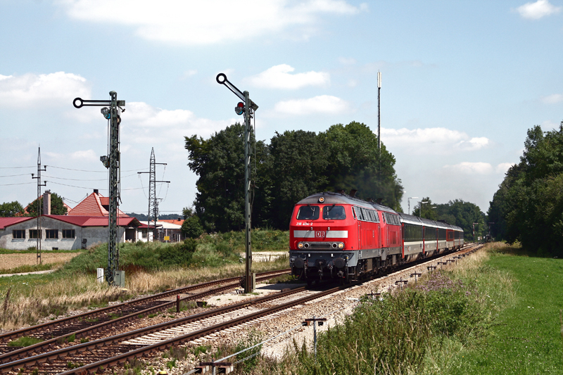 Am 5. August 2009 befrdert 218 404 gemeinsam mit einer weiteren Mhldorfer 218 den EC 194 von Mnchen nach Zrich. Die Aufnahme entstand bei der Durchfahrt von Stetten.