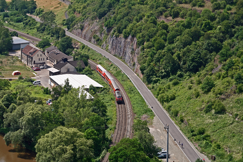Am 5. Juli 2009 befrdert 218 424 die anlsslich des Rheinlandpfalz-Tages in Bad Kreuznach nicht mit Triebwagen der Baureihe 643 gefahrene RB 23331 von Trkismhle nach Mainz durch das schne Nahetal. Die Aufnahme entstand bei Schlossbckelheim. Die in Trier beheimatete Maschine erzeugte mit ihrem TB 11 Motor im engen Tal eine herrliche Soundkulisse :-)
