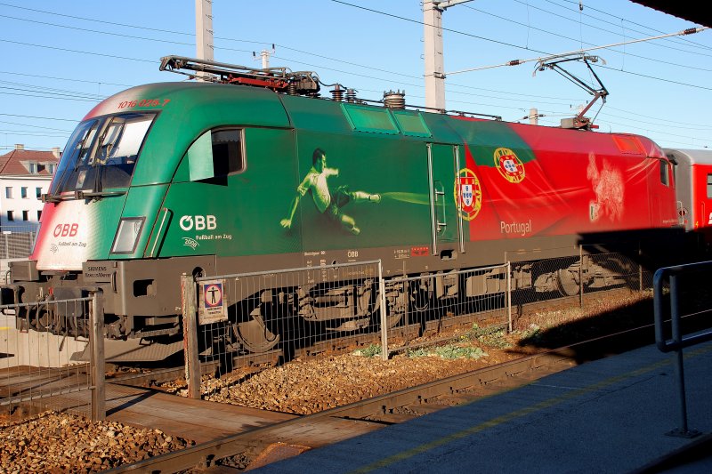 Am 5.10.2008 brachte die Portugal-Lok 1016 025 einen RegionalEXpress nach Linz Hbf. Dieses Foto entstand in St.Plten Hbf.
