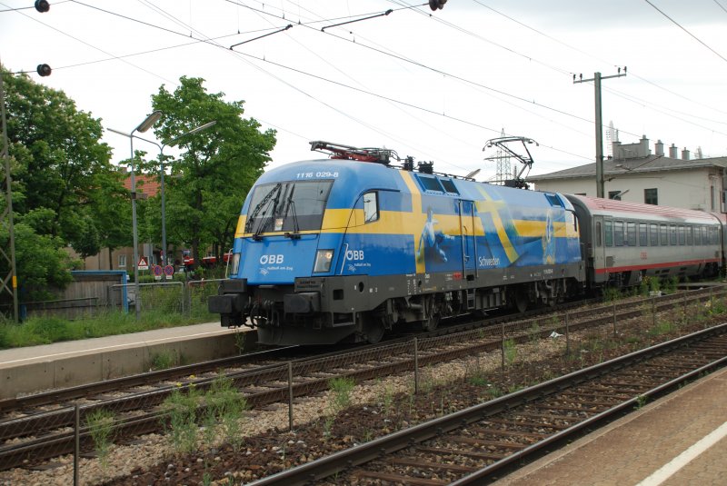 Am 5.2.09 fuhr die Schweden-Lok 1116 029 mit dem OIC 548  Stiegl Express  von Wien West nach Salzburg. Hier bei der Ausfahrt von Wien H�tteldorf.