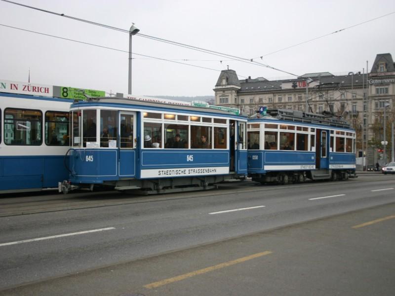 Am 5.Dezember 2004 berquert ein altes Zrich-Tram (1350  Elefant  mit Anhnger 645) die Quaibrcke als Rundfahrtkurs. Gleichzeitig kreuzt noch ein Tram 2000 der Linie 8