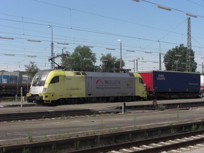 Am 6. Juli 2008 fotografierten wir ES 64 U2 011 bei der Durchfahrt
des Rosenheimer Bahnhofes.