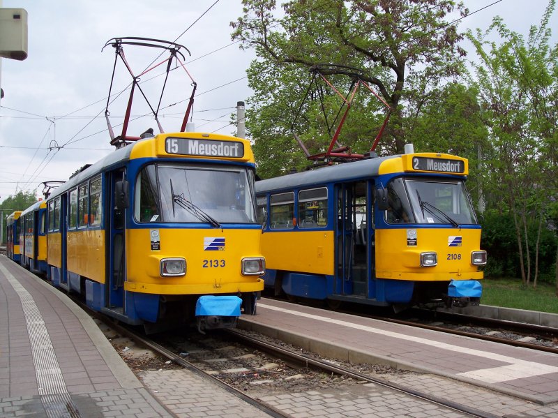 Am 6. Mai 2005 befinden sich ein Tatralangzug, gezogen von Triebwagen 2133 mit Niederflurbeiwagen am Zugende, und  ein Tatrakurzzug, gezogen vom Treibwagen 2108, an der Endhaltestelle Meusdorf. Die Linie 15 wird in krze ihre Fahrt nach Miltitz und die Linie 2 nach Lausen beginnen.
