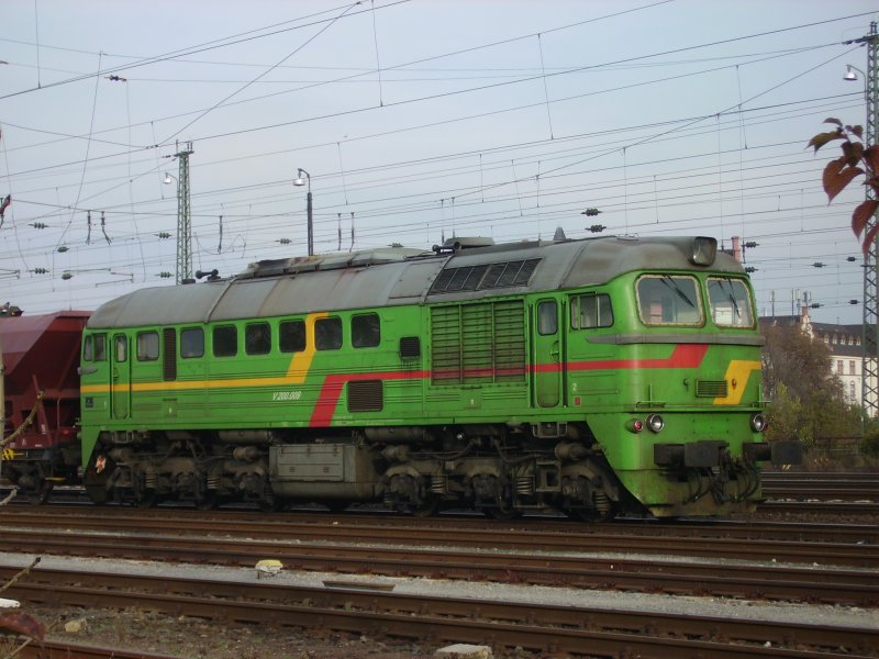 Am 6.11.06 fuhr die 220 509 einen Schotterwagenzug der HWB mit einer hellblauen Ost V100 zusammen in Richtung Mannheim raus.