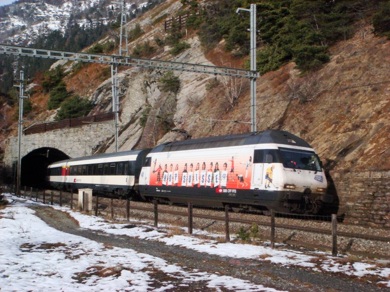 Am 6.12.2007 kam die Re 460 101 noch mit ihrem IC nach Brig aus dem Schluchitunnel bei Hohtenn, heute nehmen die IC's mit den 460ern das  grosse Loch ...