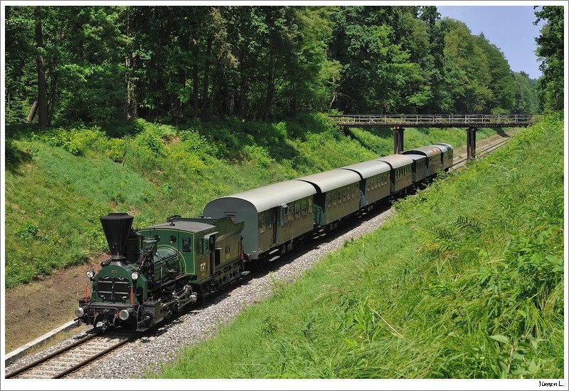 Am 6.6.2009 fand eine Sonderfahrt der Steirischen Eisenbahnfreunde von Graz nach Gro St.Florian zum steirischen Feuerwehrmuseum statt. Das Bild zeigt den Zug beim Einschnitt im Kaiserwald zwischen Premsttten-Tobelbad und Lieboch. Der Hhepunkt dieser mit der GKB 671 bespannten Sonderfahrt fand spter in Preding in Form einer Doppelausfahrt mit dem Stainzer Flascherlzug statt. Besonderen Dank an HP fr seinen Guide :-)