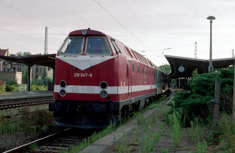 Am 7. August 1999 hat 219 047-8 mit einer Regionalbahn aus Leipzig soeben Meissen Hauptbahnhof erreicht.