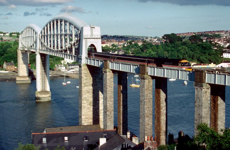 Am 7. Juli 1996 ueberquert 43021 mit einem London Paddington-Penzance Intercity die Prince Albert Bruecke. Diese Bruecke liegt westlich von Plymouth und fuehrt ueber die Tamar. Sie wurde 1849 von dem beruehrten Englischen Ingenieur Isambard Kingdom Brunnel erbaut.