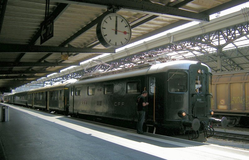 Am 7. Juni 1966 trifft die Re 4/4 I mit dem Stdteschnellzug von Bern in Lausanne ein...
Der Mlleimer am rechten Bildrand und der Gterwagen im Hintergrund lassen der Illusion leider keinen Platz...
Re 4/4 I 10101 mit Extrazug in Lausanne am 27. August 2008