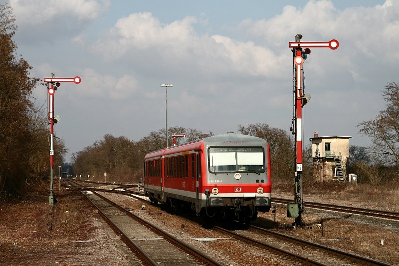 Am 7. Mrz 2009 erreicht 628 286 als RB 18569 von Bad Bergzabern kommend den noch mit alter Signaltechnik ausgestatteten Zielbahnhof Winden (Pfalz).