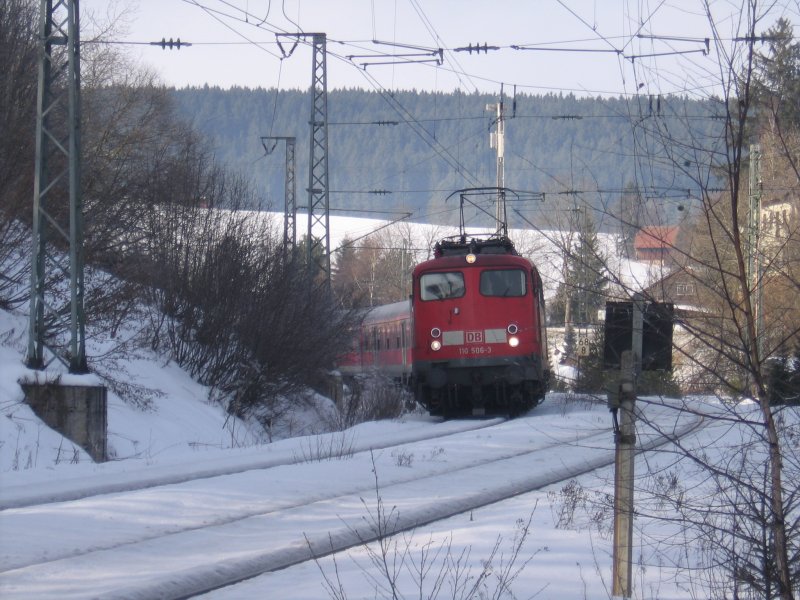 Am 7.1.06 fuhr BR 110 506-3 mit ihrem RE nach Konstanz hier ist sie gerade kurz vor St.Georgen/Schwarzwald (Sommerau)B31.Seit 10.12.06 fahren leider keine 110ern mehr auf der Schwarzwaldbahn (KB720). 