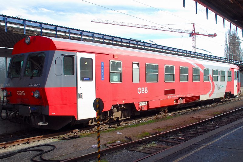 Am 7.2.2009 stand der auffllig lackierte 5047 090 am Wiener Ostbahnhof zur Abfahrt bereit.