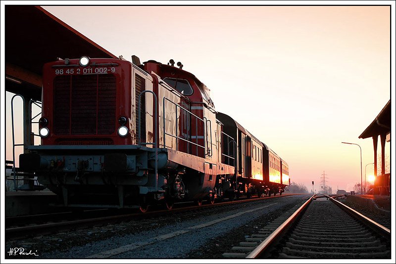 Am 7.4.2006 fuhr zum letzten Mal ein planmiger GmP auf der GKB. Nicht im Fahrplan zu finden, fuhr G 71381 ab Deutschlandsberg bis Wies-Eibiswald an Schultagen als GmP mit Aufenthalt in allen Stationen. Nach den Osterferien bernahmen Busse diese Personentransportleistungen. Leider hatte der Zug an diesem Tag ab Frauental keine Gterwagen mehr dabei. Am Foto seht ihr den Zug kurz nach der Einfahrt in den Bahnhof Deutschlandsberg. Eine Station vorher, in Frauental-Bad Gams, hatte der Zug noch 7 Gterwagen am Haken. So ein hnliches Foto gab es von mir schon einmal vor zwei Jahren, allerdings ohne der aufgehenden Sonne.