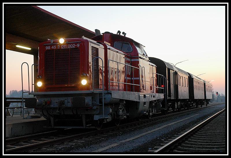 Am 7.4.2006 fuhr zum letzten Mal ein planmiger GmP auf der GKB. Nicht im Fahrplan zu finden, fuhr G 71381 ab Deutschlandsberg bis Wies-Eibiswald an Schultagen als GmP mit Aufenthalt in allen Stationen. Nach den Osterferien bernahmen Busse diese Personentransportleistungen. Leider hatte der Zug an diesem Tag ab Frauental keine Gterwagen mehr dabei.

Am Foto seht ihr den Zug kurz nach der Einfahrt in den Bahnhof Deutschlandsberg. Eine Station vorher, in Frauental-Bad Gams, hatte der Zug noch 7 Gterwagen am Hacken.