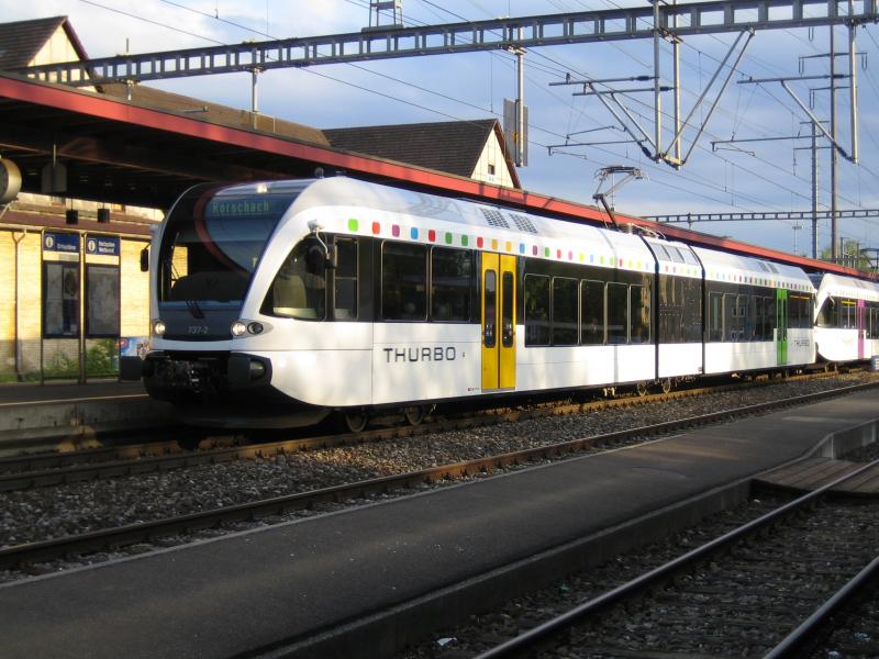 Am 7.6.05 stand der RABe 526 737 zusammen mit einem weiteren GTW als Regio nach Rorschach in Oberwinterthur.