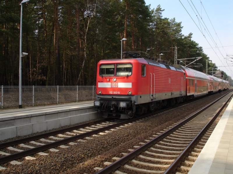 Am 7.April 2006 erreicht ein RegionalExpress der RE1 nch Frankfurt(Oder) den Bahnhof Fangschleuse. Nchster Halt wird dann Hangelsberg sein.