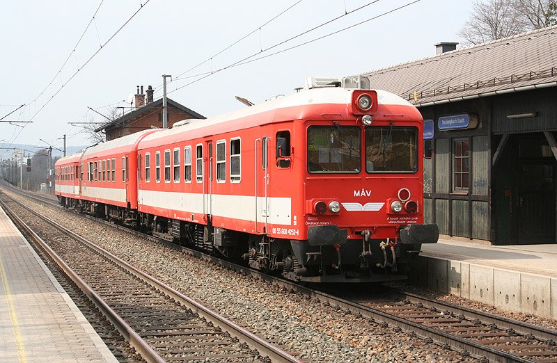 Am 8. April 2005 durchfhrt der Ultraschallmesszug der Mav die Haltestelle Neulengbach Stadt der Westbahn. 