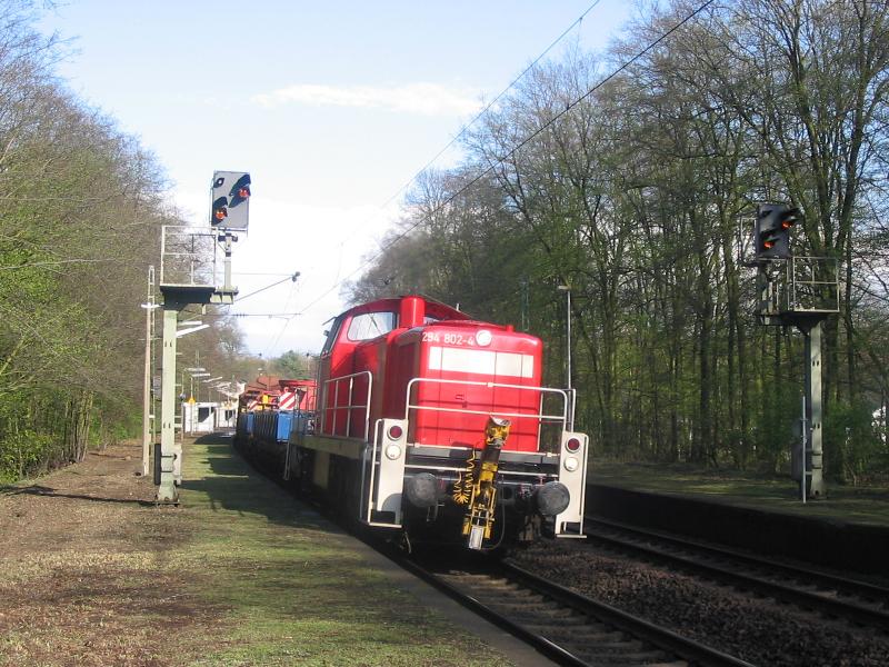 Am 8. April 2005 durchfhrt 290 802-4 mit einem bergabegterzug Hanau Wilhelmsbad. 