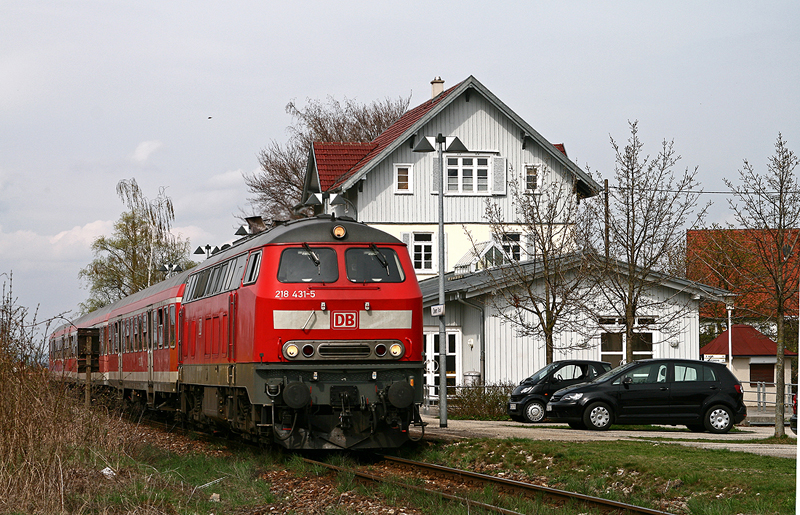 Am 8. April 2009 legt die Ulmer 218 431 mit der RB 13963 von Wendlingen (Neckar) nach Oberlenningen in Owen (Teck) einen kurzen Halt ein. 