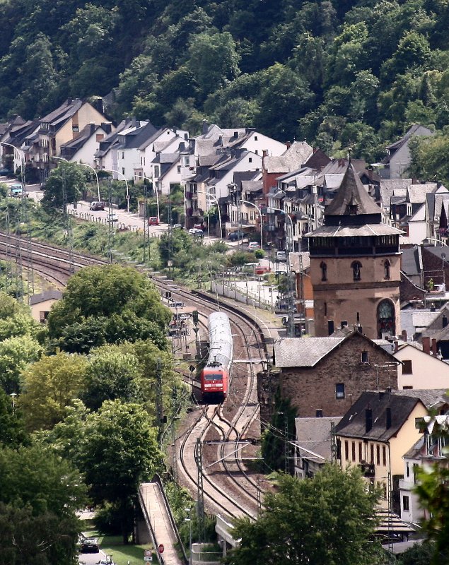 Am 8. August 2008 durchfhrt eine unerkannt gebliebene 101 mit einem Intercity Richtung Koblenz durch den Bahnhof von Oberwesel.