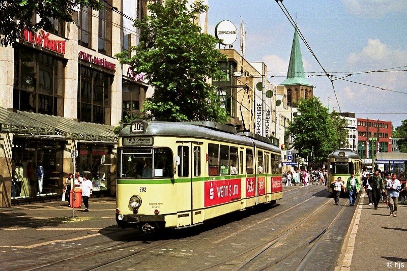 Am 8. Juli 1994 fuhr die Straenbahn noch oberirdisch durch die Bochumer Innenstadt, und die klassischen Duewag-Sechsachser waren auch noch in Betrieb, hier die Tw 282 (links) und Tw 2 (rechts) an der (H) Bochum Rathaus.