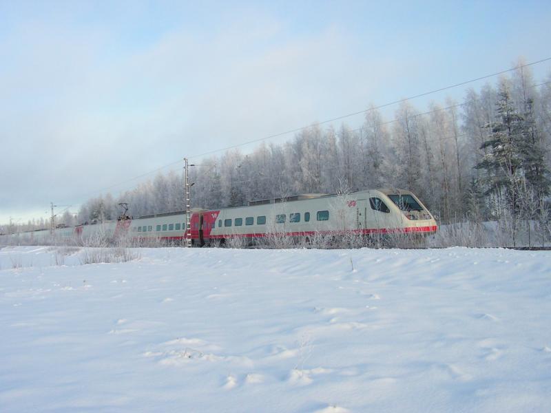Am 8.1.06 rollt gegen 12 Uhr der finnische Schnellzug  pendolino  durch das kleine finnische Dorf Lamminkoski bei Parkano.
