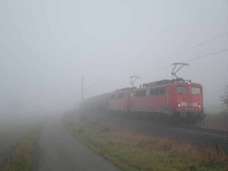 Am 8.11.2008 war eine 140iger-Doppeltraktion mit einem schweren Kesselwagenzug umleitungsbedingt auf der KBS 595 Sangerhausen-Erfurt unterwegs. Im dichten Nebel erreicht der Zug in wenigen Minuten den Bahnhof Smmerda. 