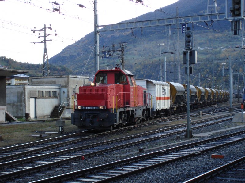 Am 841 008-6 fhrt am 24.10.2006 in Brig mit einem Bauzug weg. 