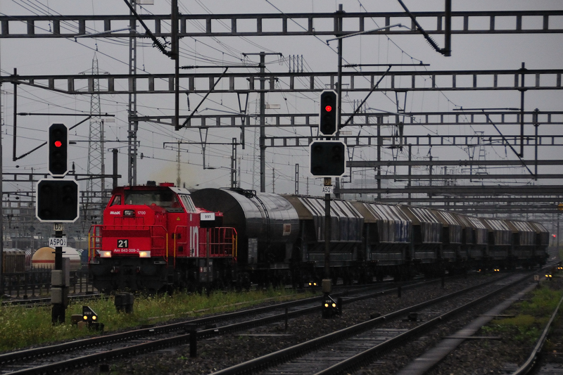 Am 843 009-2  infra  mit einem kurzen bergabe-Gterzug auf dem Weg  quer  in den Rbf von Muttenz. (10.08.09).