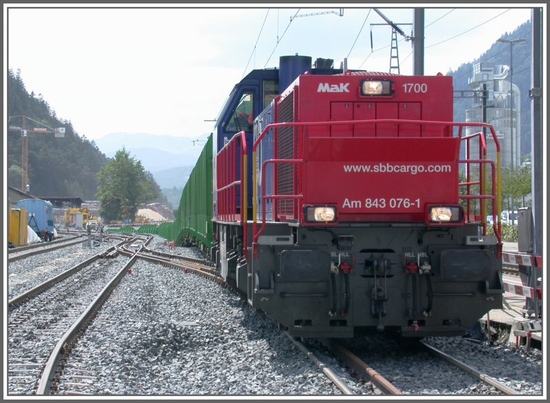 Am 843 046-1 kommt mit Holzwagen aus der Unterfhrung zur Stallinger Sgerei. Ems Werk (30.05.2007)