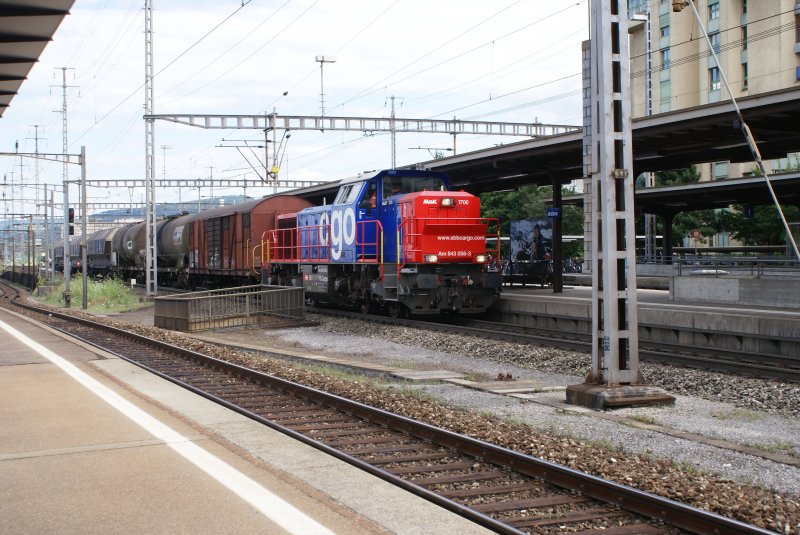 Am 843 056-3 rollt am 21.7.08 mit einem Gterzug durch Muttenz.