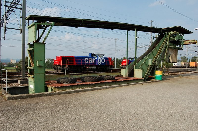 Am 843 069-6 im Bhf. Mhlin (Aargau) am 7.9.2006. Blick durch die Rbenverladestation Mhlin, die im November Hochbetrieb hat. 