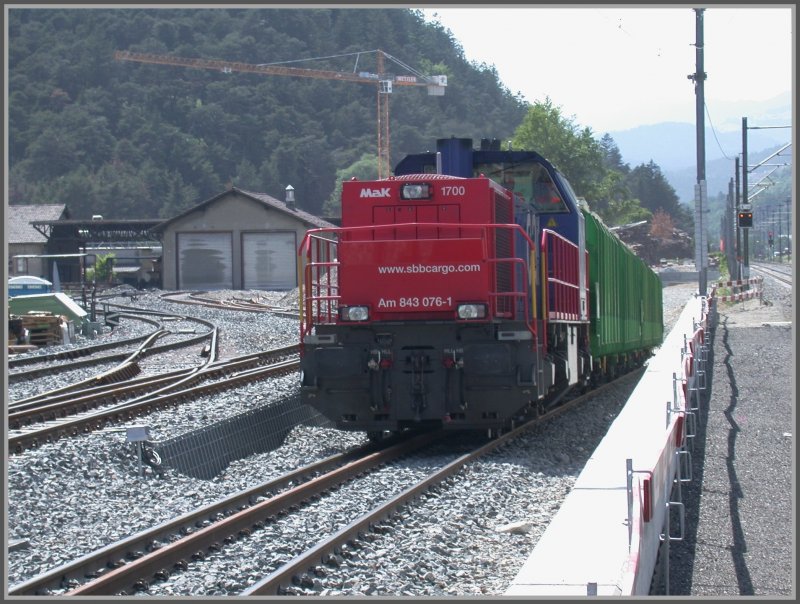 Am 843 076-1 bringt sechs Wagen (Laaps) mit Brettern aus der Stallinger Unterfhrung. Links sind die Anschlussgeleise zur Ems Chemie zu sehen, die neu auch mit Dreischienengeleisen ausgerstet werden. (24.05.2007)