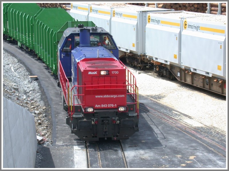 Am 843 076-1 fhrt in die Unterfhrung Richtung Ems Werk. Rechts Holzschnitzel-Container von Inno freight. (04.06.2007)