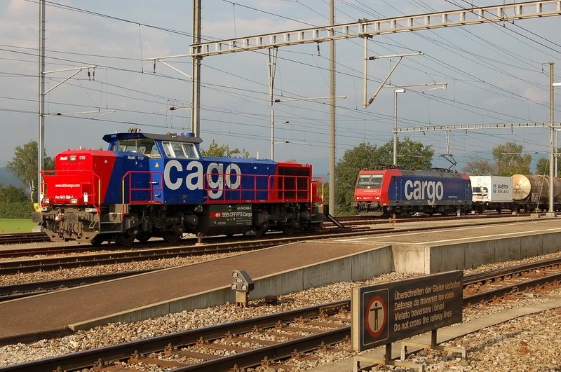 Am 843 088-6 beim Rangieren im Bhf. Mhlin (Aargau) am 7.9.2006. Im Hintergrund die Cargolok Re 482 017-1.