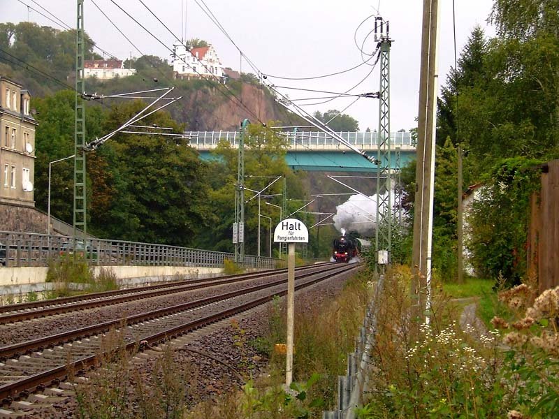 Am 8.9.2007 durchfhrt 52 8079 auf dem Rckweg von Dresden den Plauenschen Grund.
Im Hintergrund die Weieritztalbrcke der A17 und die Villa  Begerburg 