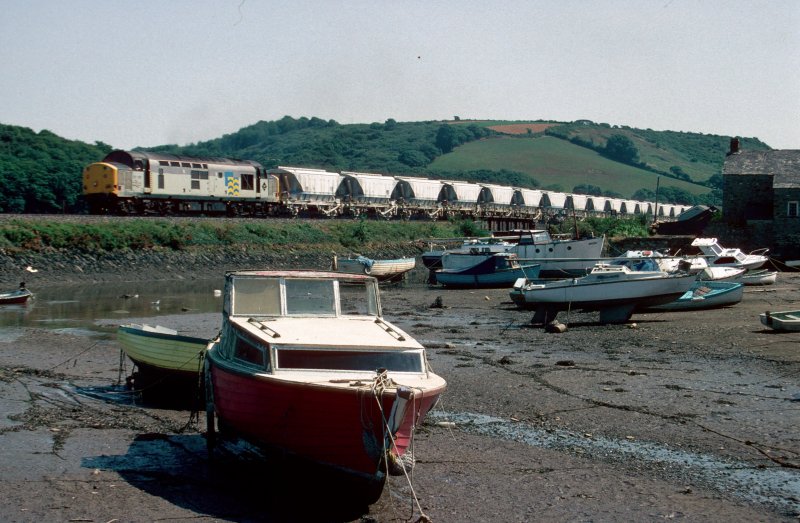 Am 9. August 1995 fuhr 37521 in Richtung Lostwithiel an der kleinen Bucht in Golant vorbei.