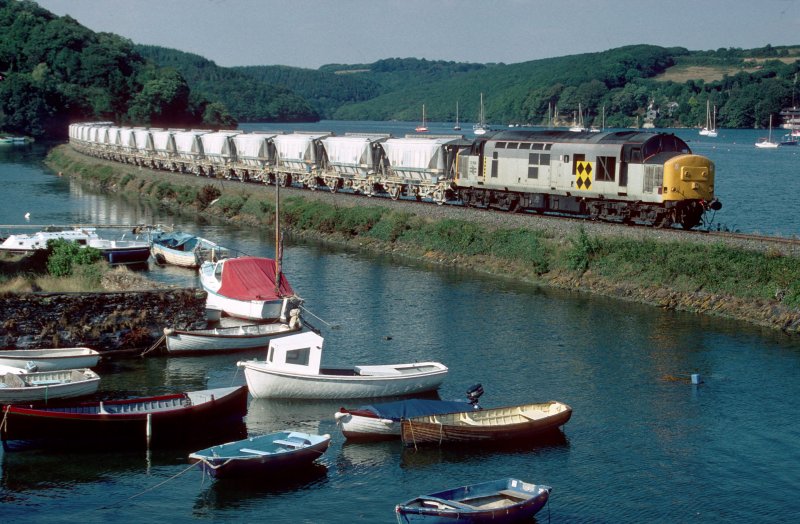 Am 9. August 1995 fuhr 37695 in Richtung Fowey an Golant vorbei.
